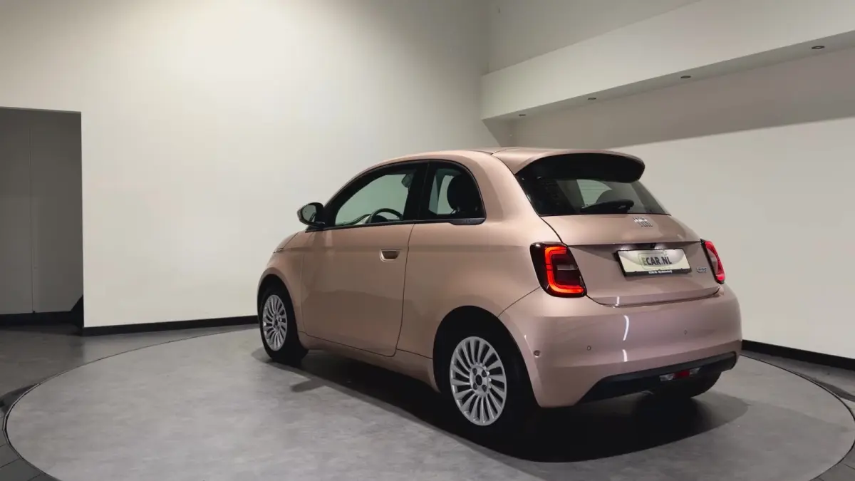 42 kWh | Apple CarPlay - Android Auto | Stoelen verwarmd | Dodehoek detectie Rijklaar