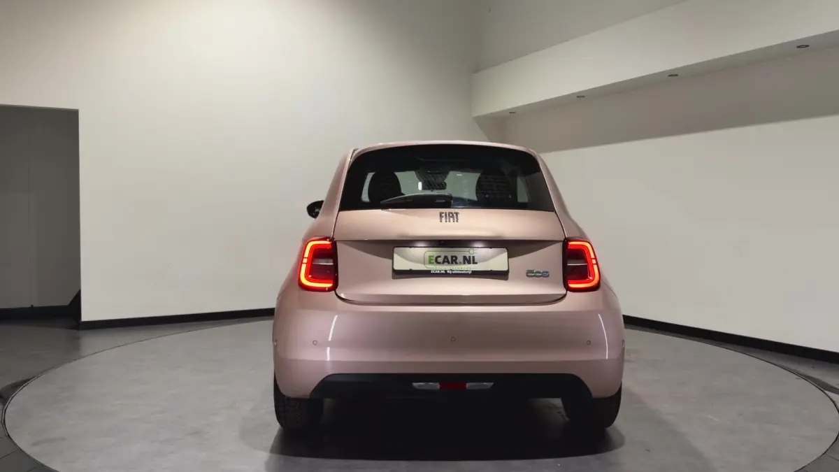 42 kWh | Apple CarPlay - Android Auto | Stoelen verwarmd | Dodehoek detectie Rijklaar