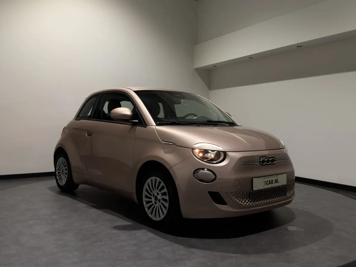 42 kWh | Apple CarPlay - Android Auto | Stoelen verwarmd | Dodehoek detectie Rijklaar