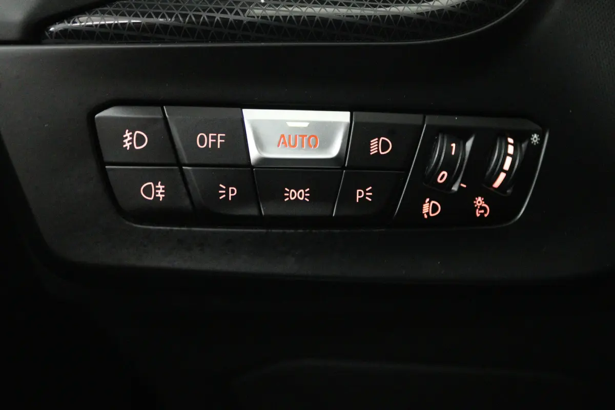 118i Executive Edition (PANORAMADAK, STOELVERWARMING, TREKHAAK AFNEEMBAAR, CAMERA)