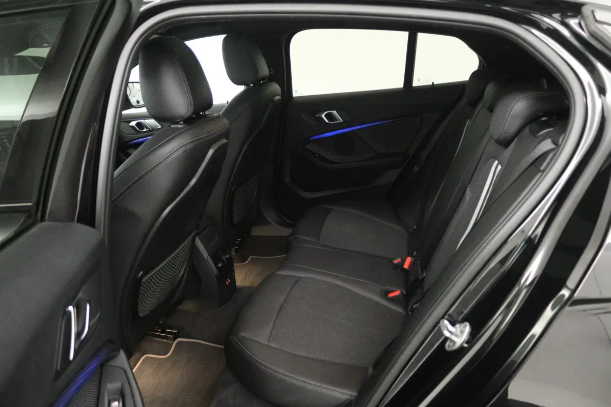118i Executive Edition (PANORAMADAK, STOELVERWARMING, TREKHAAK AFNEEMBAAR, CAMERA)