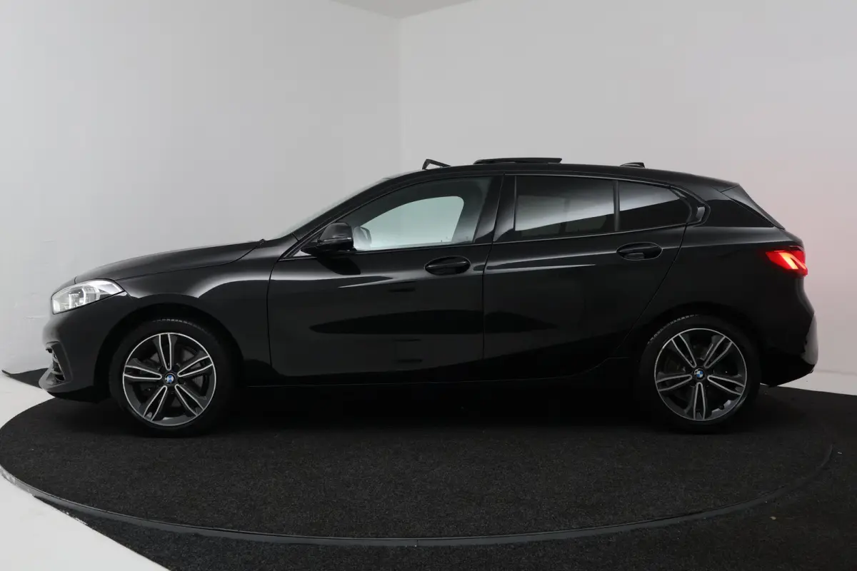 118i Executive Edition (PANORAMADAK, STOELVERWARMING, TREKHAAK AFNEEMBAAR, CAMERA)