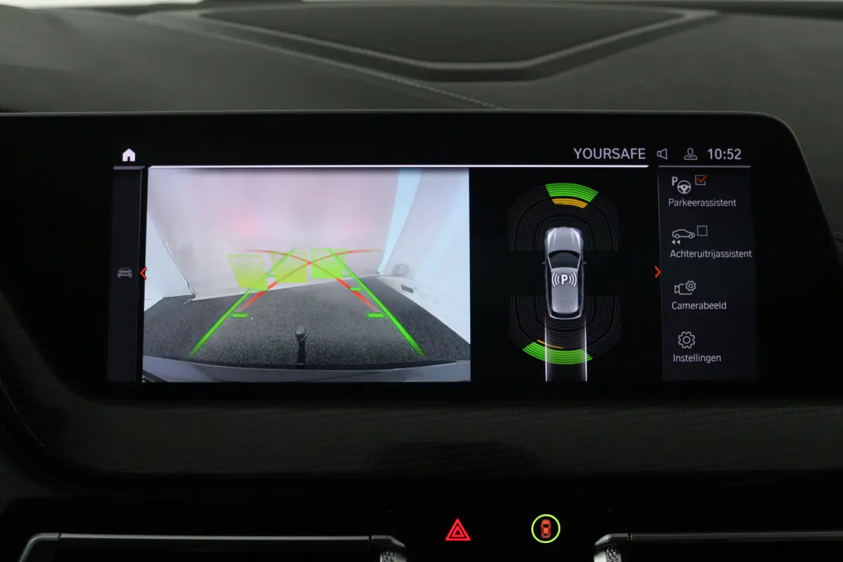 118i Executive Edition (PANORAMADAK, STOELVERWARMING, TREKHAAK AFNEEMBAAR, CAMERA)