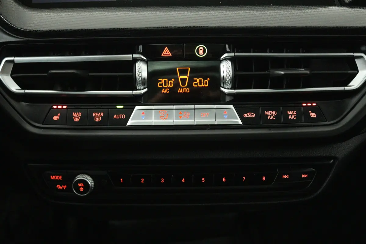 118i Executive Edition (PANORAMADAK, STOELVERWARMING, TREKHAAK AFNEEMBAAR, CAMERA)