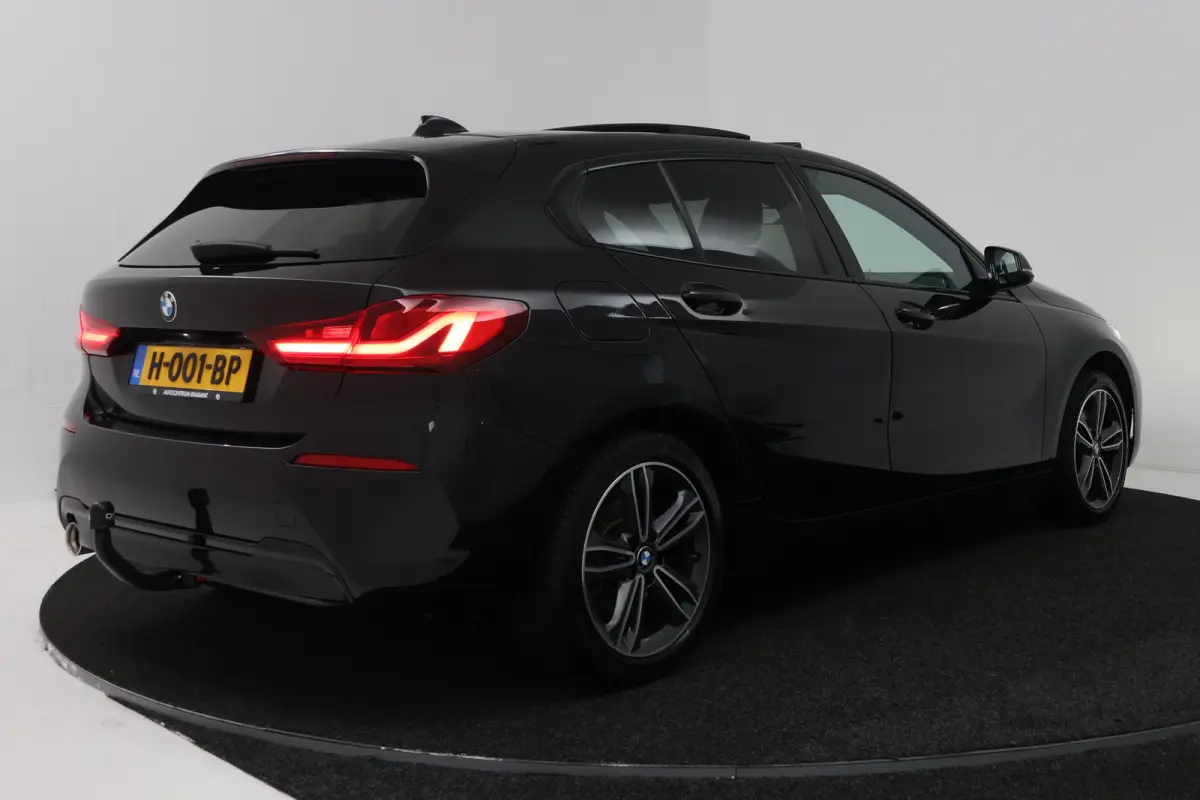 118i Executive Edition (PANORAMADAK, STOELVERWARMING, TREKHAAK AFNEEMBAAR, CAMERA)