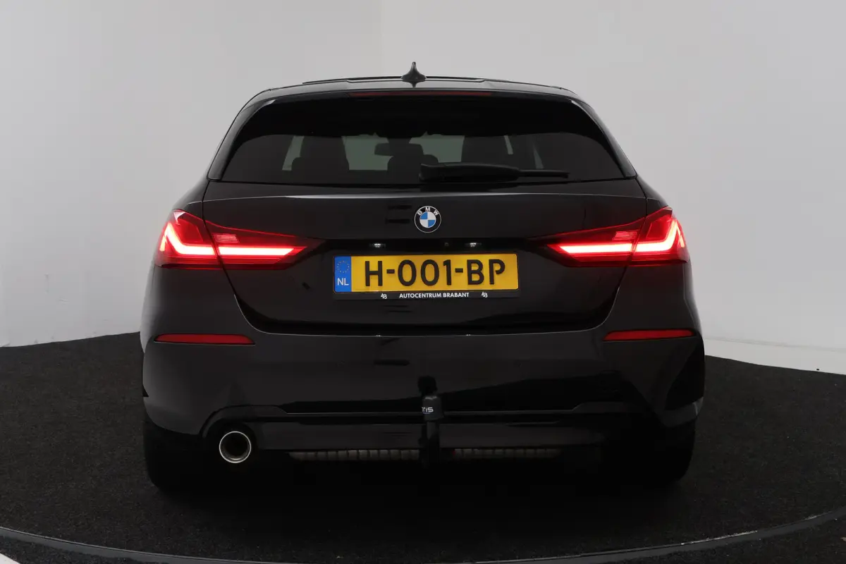 118i Executive Edition (PANORAMADAK, STOELVERWARMING, TREKHAAK AFNEEMBAAR, CAMERA)