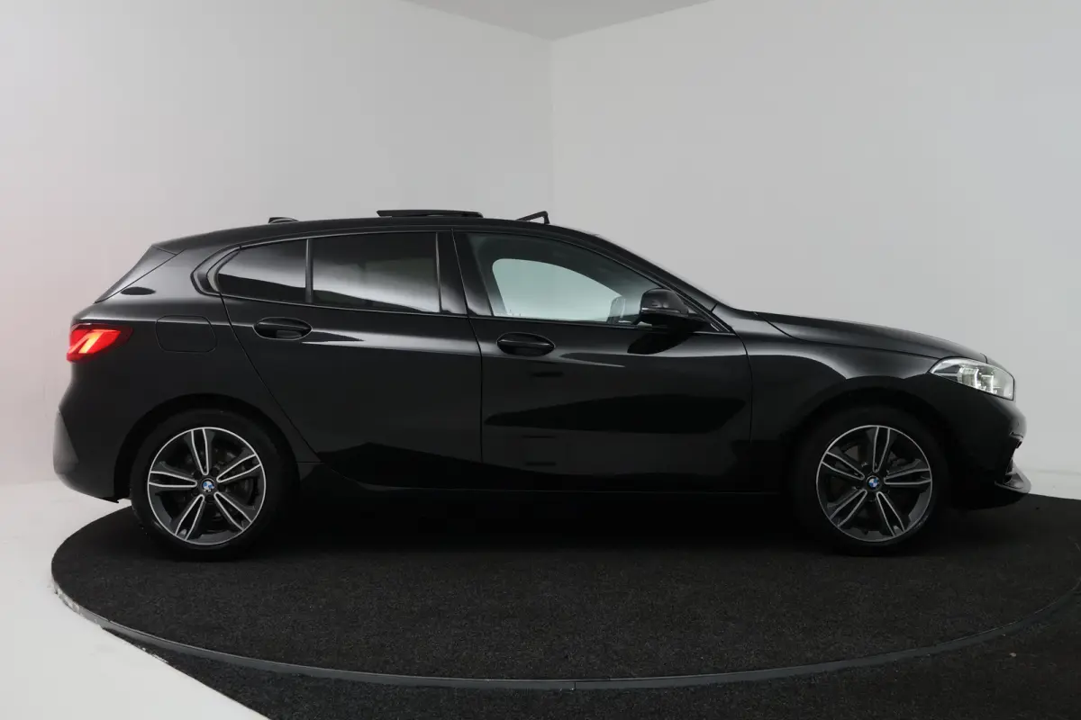 118i Executive Edition (PANORAMADAK, STOELVERWARMING, TREKHAAK AFNEEMBAAR, CAMERA)