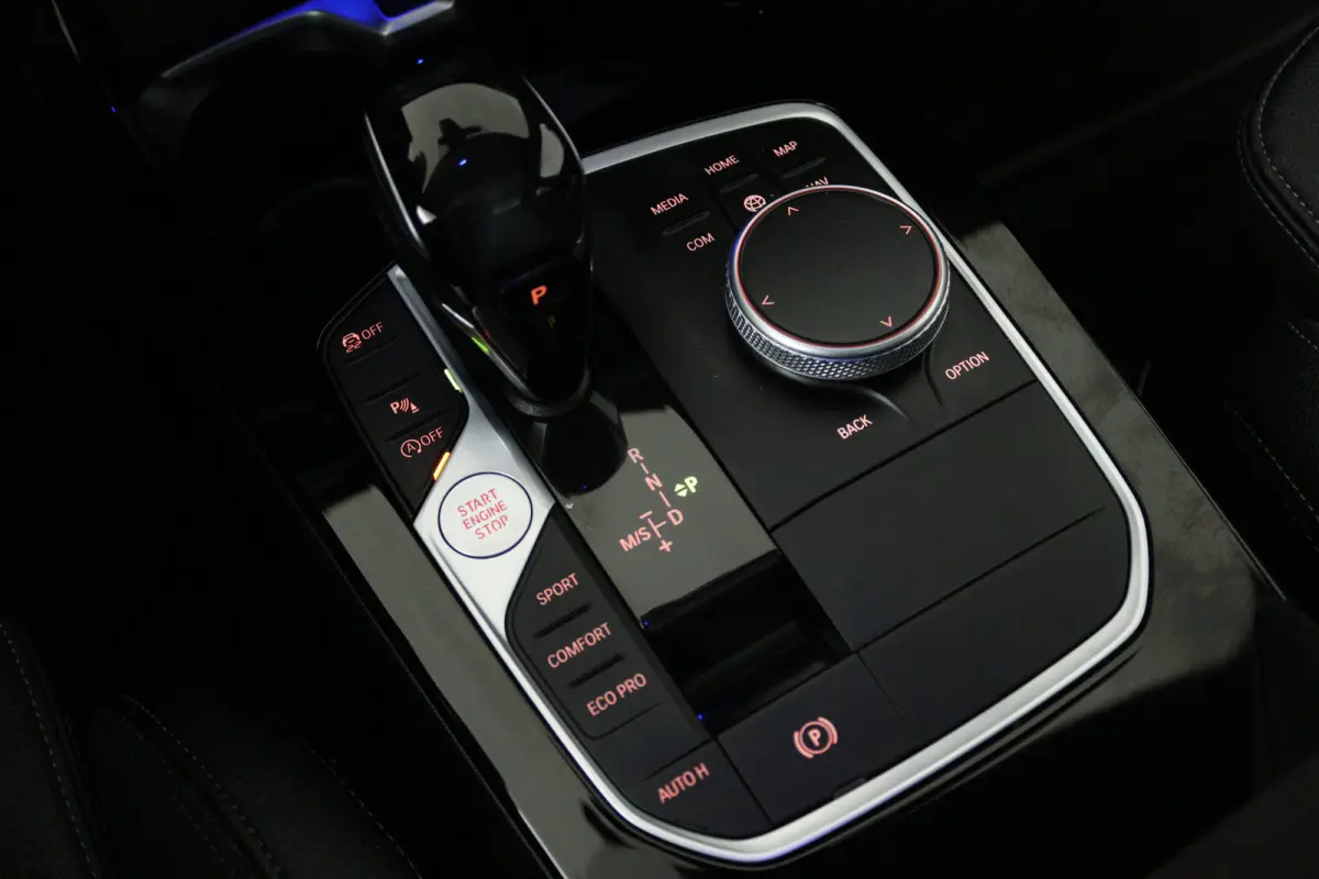 118i Executive Edition (PANORAMADAK, STOELVERWARMING, TREKHAAK AFNEEMBAAR, CAMERA)