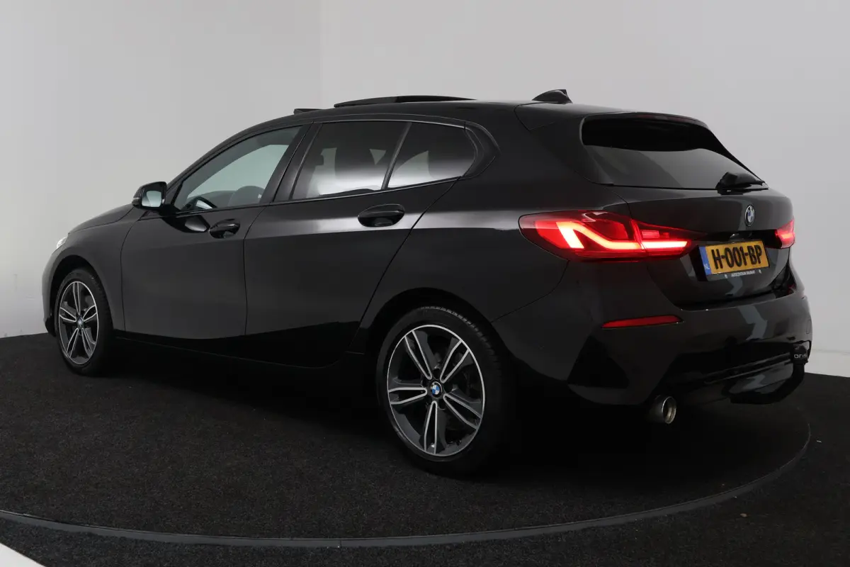 118i Executive Edition (PANORAMADAK, STOELVERWARMING, TREKHAAK AFNEEMBAAR, CAMERA)