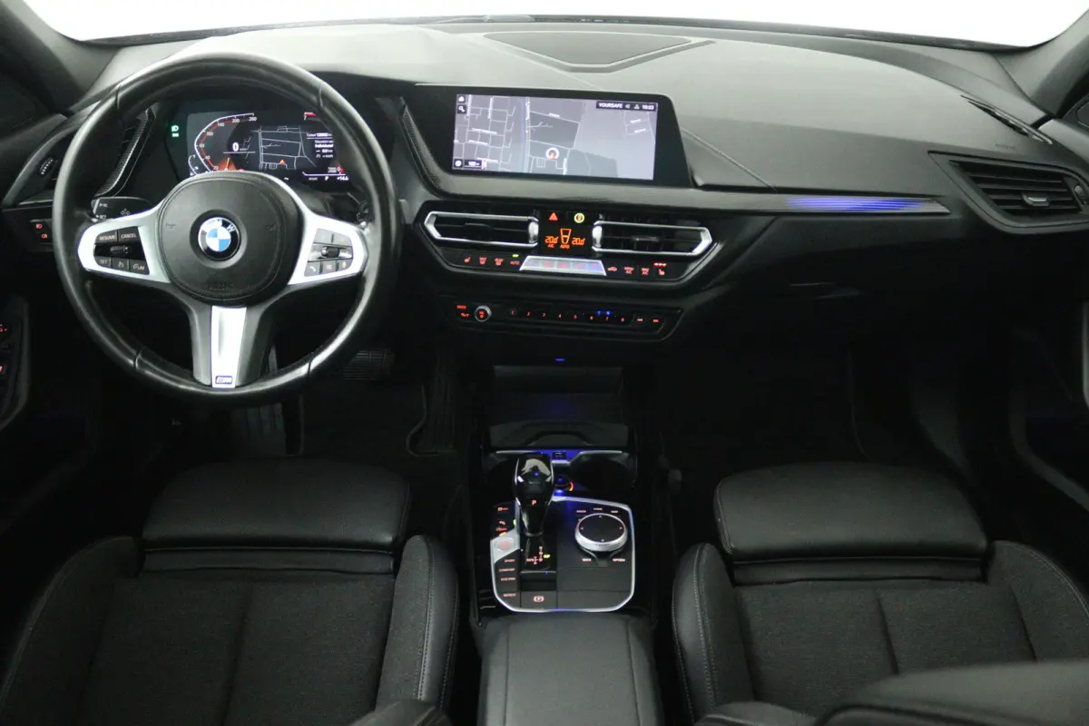118i Executive Edition (PANORAMADAK, STOELVERWARMING, TREKHAAK AFNEEMBAAR, CAMERA)