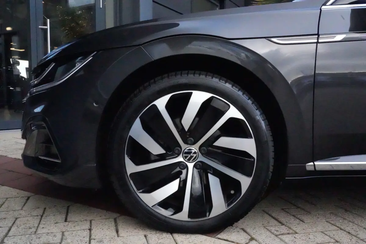 1.4 TSI eHybrid R-Line Business+ | 218 pk | ACC | Massage stoel | 360° camera | Stoel & stuurwiel verwarming | Volkswagen Arteon Shooting Brake R-Line Business+ met 218 PK, een 1.4-liter vi