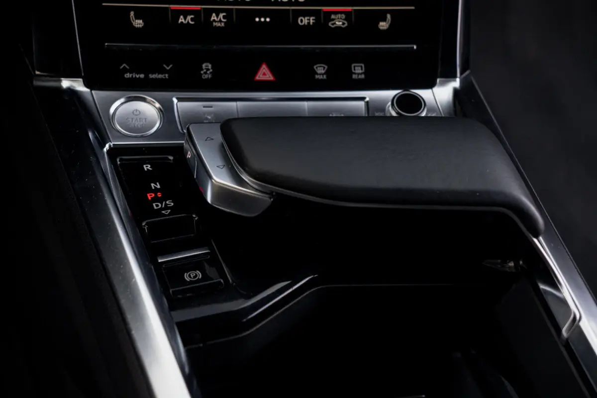55 Quattro S-Line Edition 95 kWh|Trekhaak|Panoramadak|Luchtvering|Bang & Olufson|Nachtzicht|Dealer Onderhouden