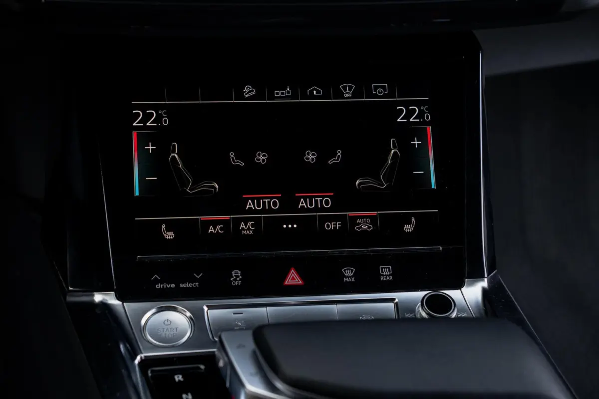 55 Quattro S-Line Edition 95 kWh|Trekhaak|Panoramadak|Luchtvering|Bang & Olufson|Nachtzicht|Dealer Onderhouden