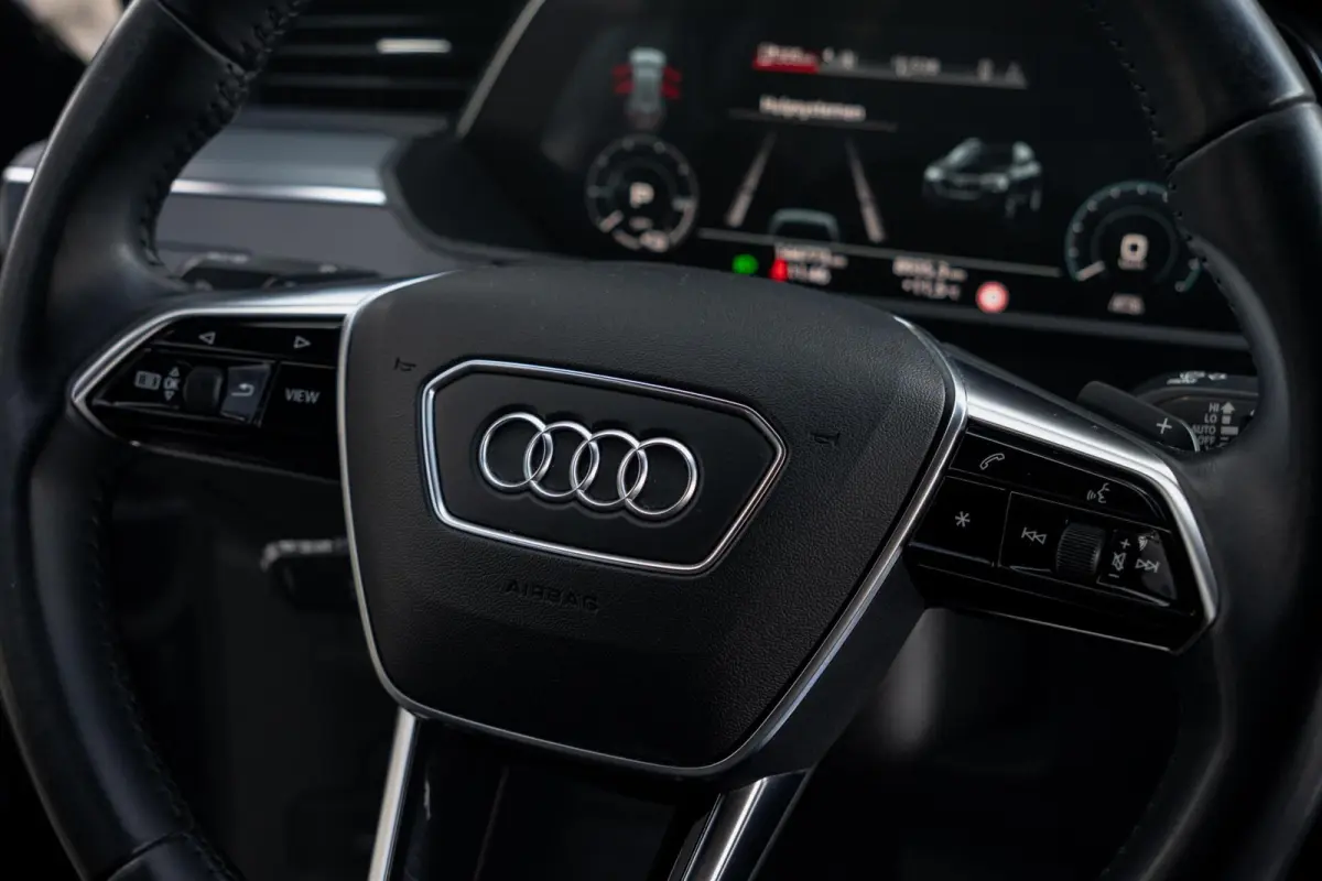 55 Quattro S-Line Edition 95 kWh|Trekhaak|Panoramadak|Luchtvering|Bang & Olufson|Nachtzicht|Dealer Onderhouden