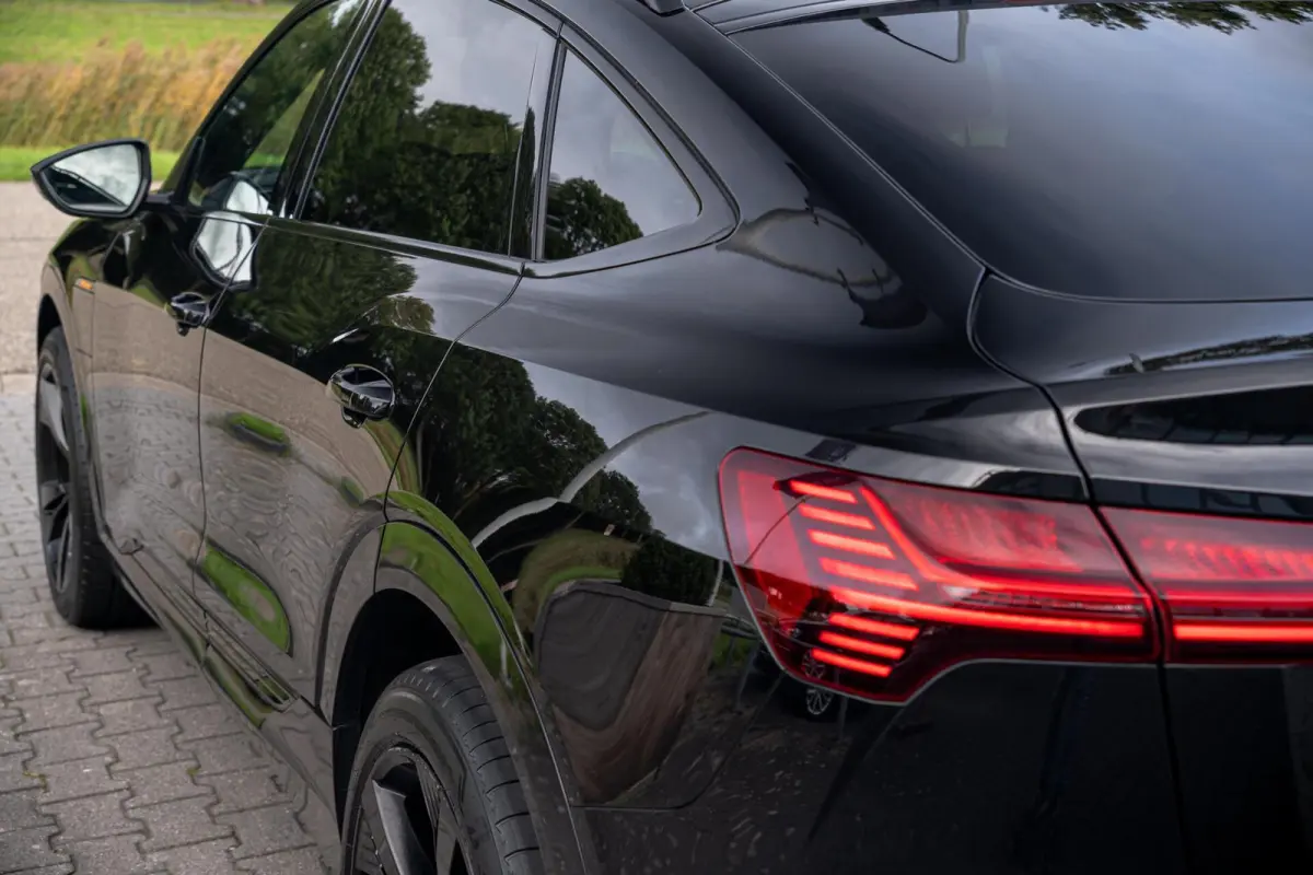 55 Quattro S-Line Edition 95 kWh|Trekhaak|Panoramadak|Luchtvering|Bang & Olufson|Nachtzicht|Dealer Onderhouden
