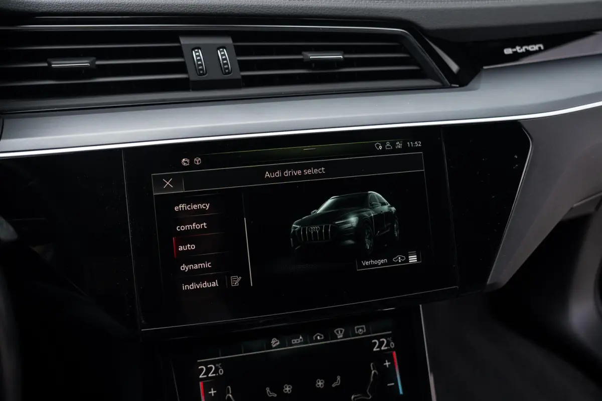 55 Quattro S-Line Edition 95 kWh|Trekhaak|Panoramadak|Luchtvering|Bang & Olufson|Nachtzicht|Dealer Onderhouden