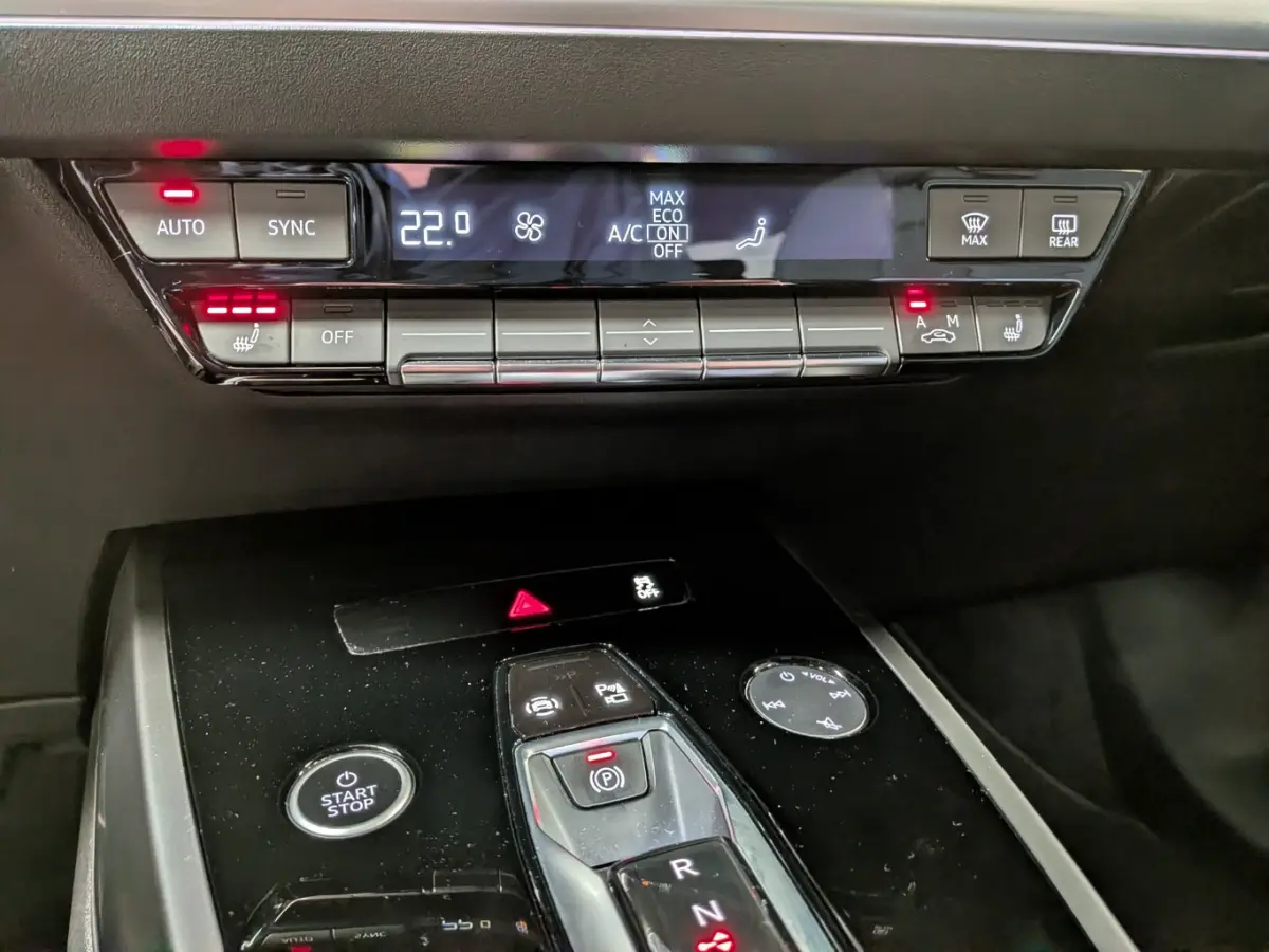 35 Launch edition Advanced Plus 55 kWh | NL-AUTO! | 1E EIGENAAR! | ADAPTIVE CRUISE | PANODAK | LANE ASSIST | STOELVERWARMING | PARK SENS V+A | LED