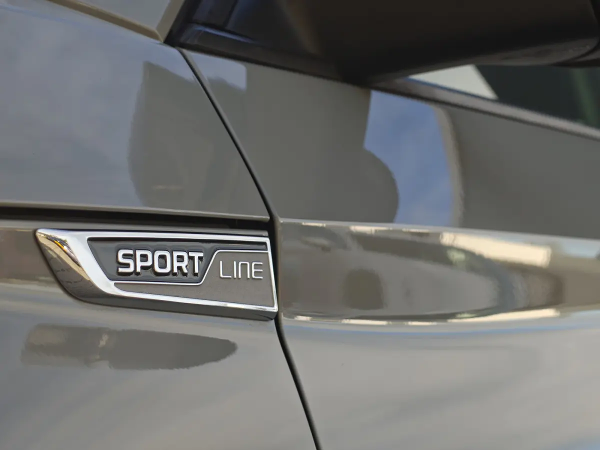 1.5 TSI Sportline Business / Automaat / Pano / Sensoren / Trekhaak (1.800KG) / Camera /