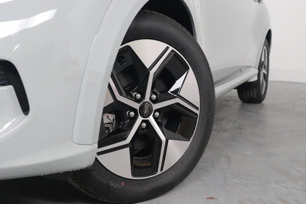 Select FWD 47 kWh | Winter Pack | Camera | Elektrische Kofferklep | Navigatie | Draadloze Telefoonlader | Parkeersensoren | Apple Carplay & Android Auto |