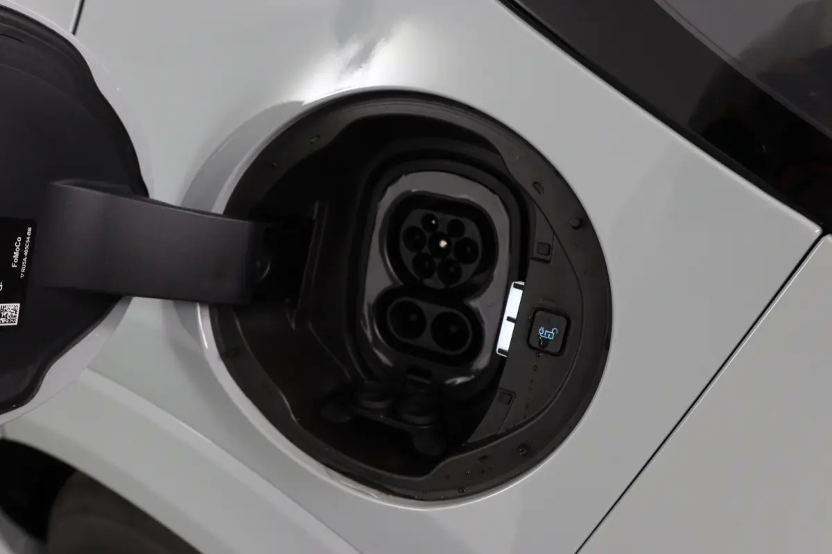 Select FWD 47 kWh | Winter Pack | Camera | Elektrische Kofferklep | Navigatie | Draadloze Telefoonlader | Parkeersensoren | Apple Carplay & Android Auto |