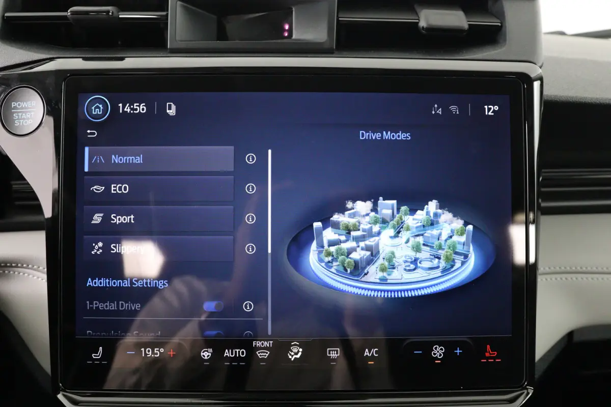 Select FWD 47 kWh | Winter Pack | Camera | Elektrische Kofferklep | Navigatie | Draadloze Telefoonlader | Parkeersensoren | Apple Carplay & Android Auto |