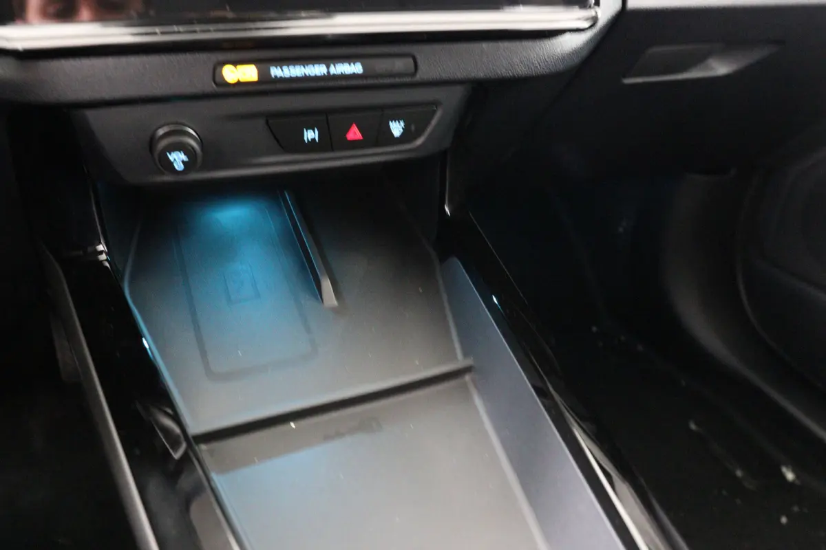 Select FWD 47 kWh | Winter Pack | Camera | Elektrische Kofferklep | Navigatie | Draadloze Telefoonlader | Parkeersensoren | Apple Carplay & Android Auto |