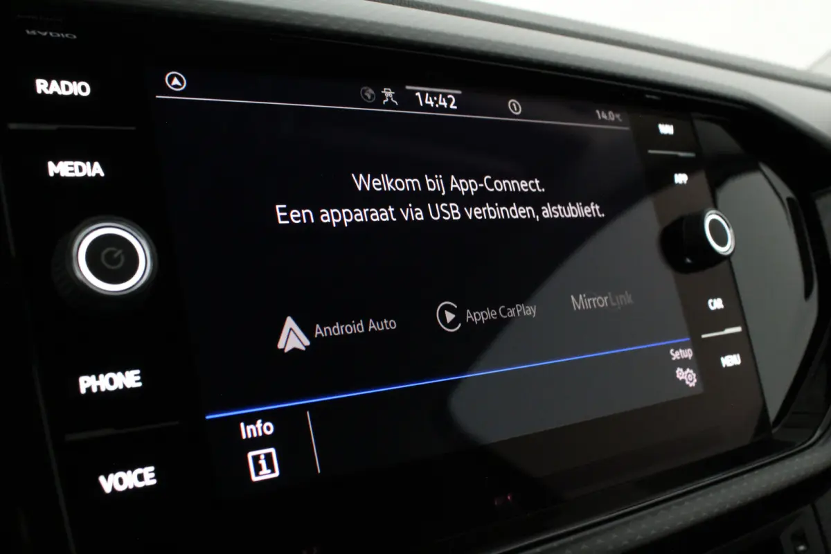 1.0 TSI Life > All season banden/ACC/PDC V+A/Navigatie via Apple Carplay/Android Auto