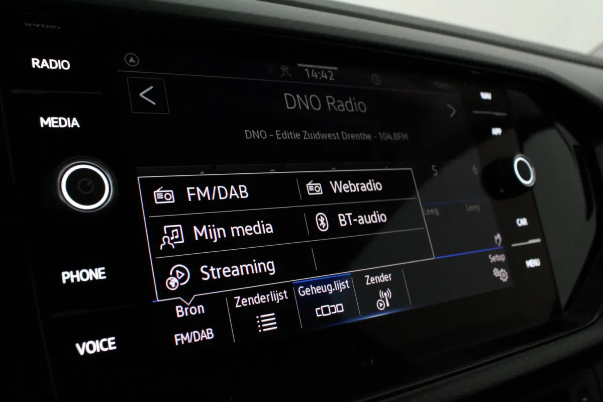 1.0 TSI Life > All season banden/ACC/PDC V+A/Navigatie via Apple Carplay/Android Auto