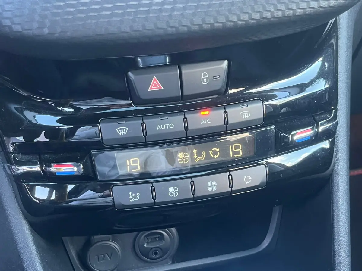 1.2 PureTech GT-Line Panoramadak | Half leder| Cruise | Climate Control | Trekhaak | | Achteruitrijcamera | Airco | Cruise control