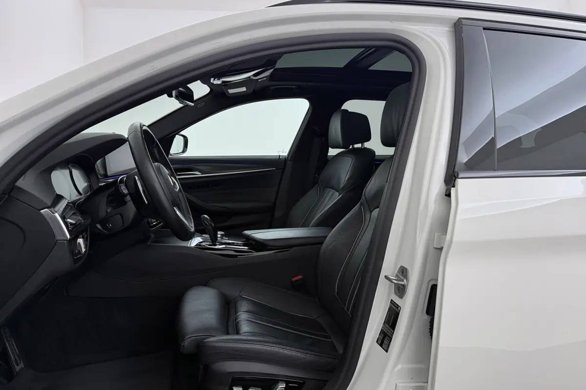 520i High Executive M-Sport | Panoramadak | Dealer Ond. | CarPlay | Stoelverwarming | Comfortstoelen | Head-Up