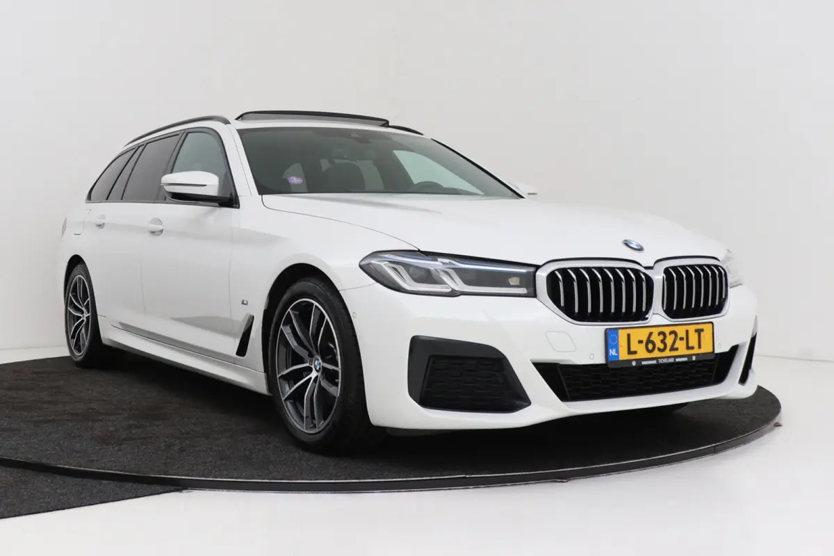 520i High Executive M-Sport | Panoramadak | Dealer Ond. | CarPlay | Stoelverwarming | Comfortstoelen | Head-Up