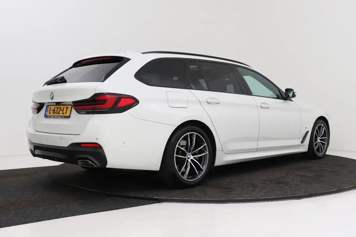 520i High Executive M-Sport | Panoramadak | Dealer Ond. | CarPlay | Stoelverwarming | Comfortstoelen | Head-Up
