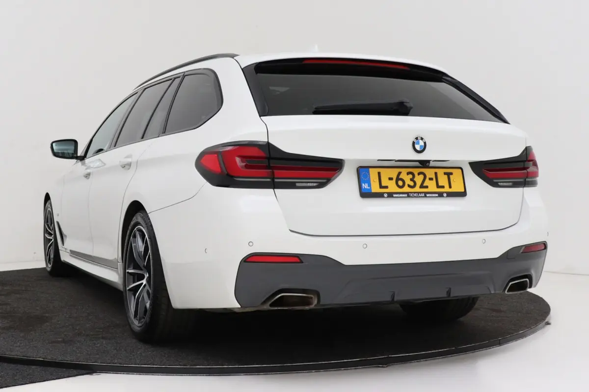 520i High Executive M-Sport | Panoramadak | Dealer Ond. | CarPlay | Stoelverwarming | Comfortstoelen | Head-Up