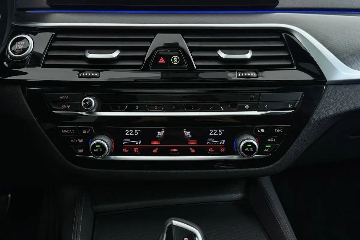 520i High Executive M-Sport | Panoramadak | Dealer Ond. | CarPlay | Stoelverwarming | Comfortstoelen | Head-Up