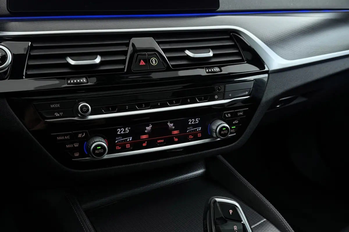 520i High Executive M-Sport | Panoramadak | Dealer Ond. | CarPlay | Stoelverwarming | Comfortstoelen | Head-Up