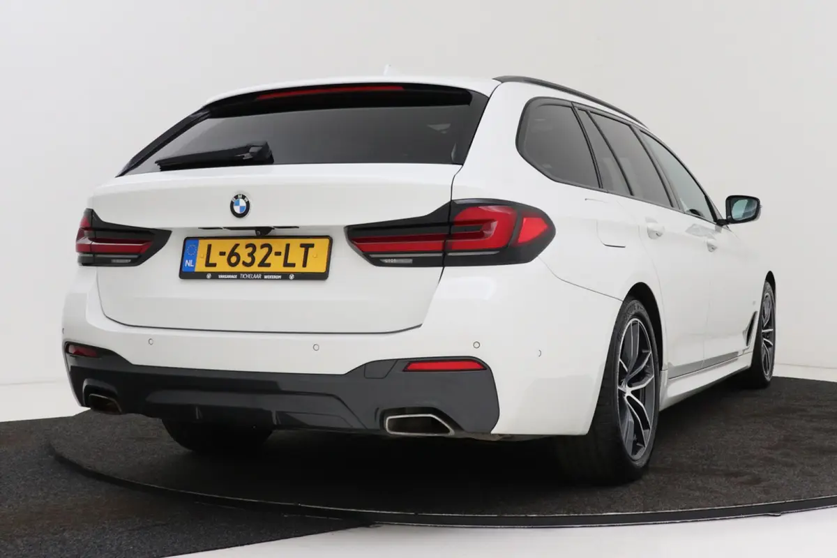 520i High Executive M-Sport | Panoramadak | Dealer Ond. | CarPlay | Stoelverwarming | Comfortstoelen | Head-Up