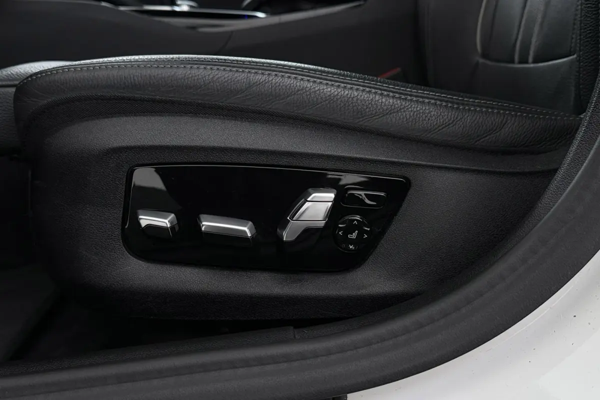 520i High Executive M-Sport | Panoramadak | Dealer Ond. | CarPlay | Stoelverwarming | Comfortstoelen | Head-Up
