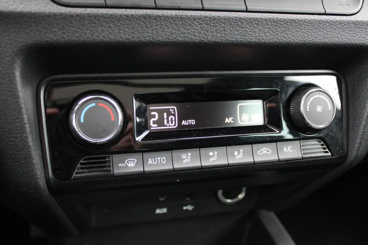 1.0 TSI Style Business|DAB|Glazen dak|PDC|Camera|Stoelverwarming|Climate|