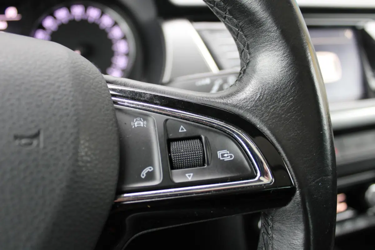 1.0 TSI Style Business|DAB|Glazen dak|PDC|Camera|Stoelverwarming|Climate|