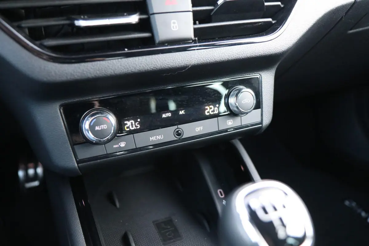 1.0 TSI 110pk Sport Business | Smart Link | Achteruitrijcamera | Climate Control | 18" Velgen  | LED Verlichting