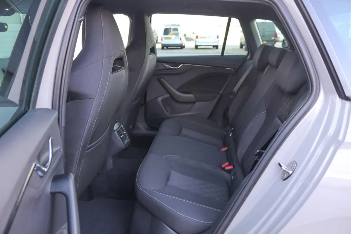 1.0 TSI 110pk Sport Business | Smart Link | Achteruitrijcamera | Climate Control | 18" Velgen  | LED Verlichting