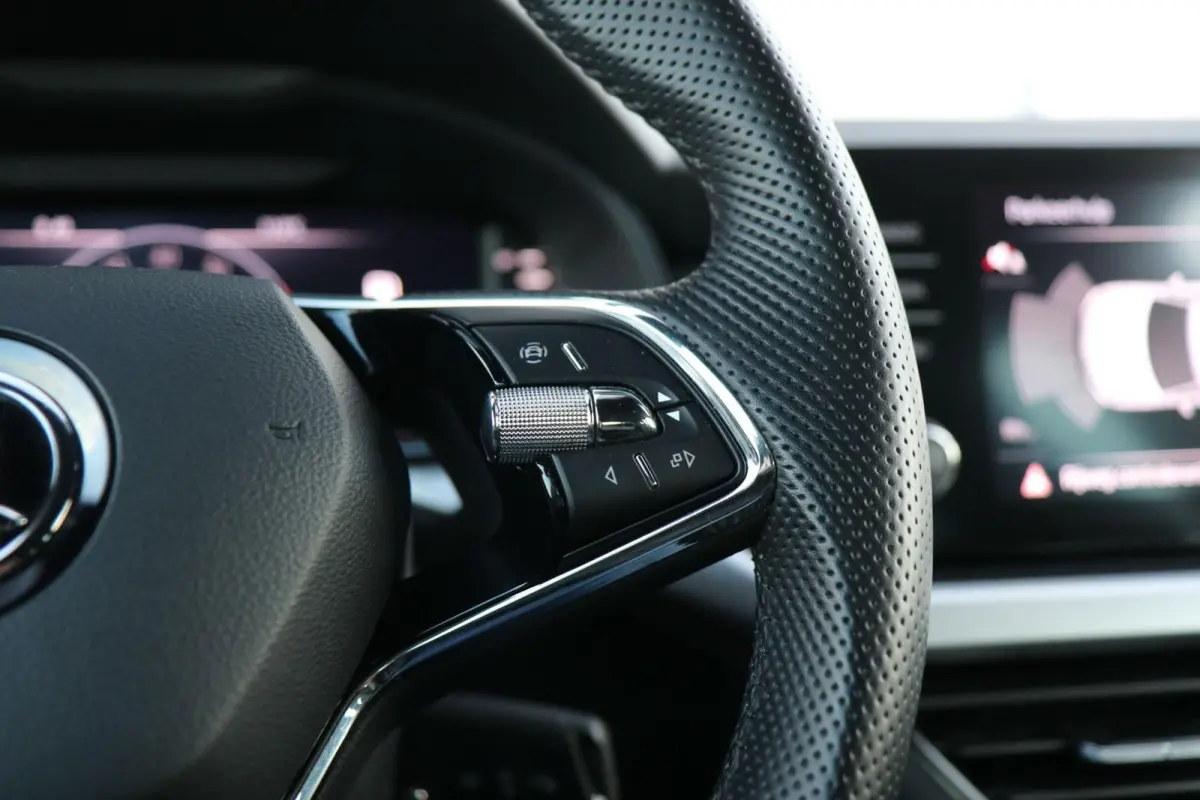 1.0 TSI 110pk Sport Business | Smart Link | Achteruitrijcamera | Climate Control | 18" Velgen  | LED Verlichting