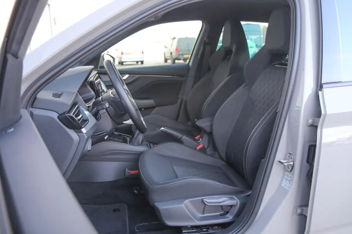 1.0 TSI 110pk Sport Business | Smart Link | Achteruitrijcamera | Climate Control | 18" Velgen  | LED Verlichting