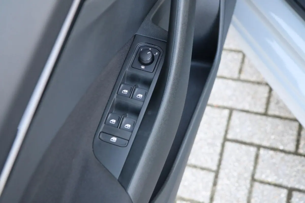 1.0 TSI 110pk Sport Business | Smart Link | Achteruitrijcamera | Climate Control | 18" Velgen  | LED Verlichting