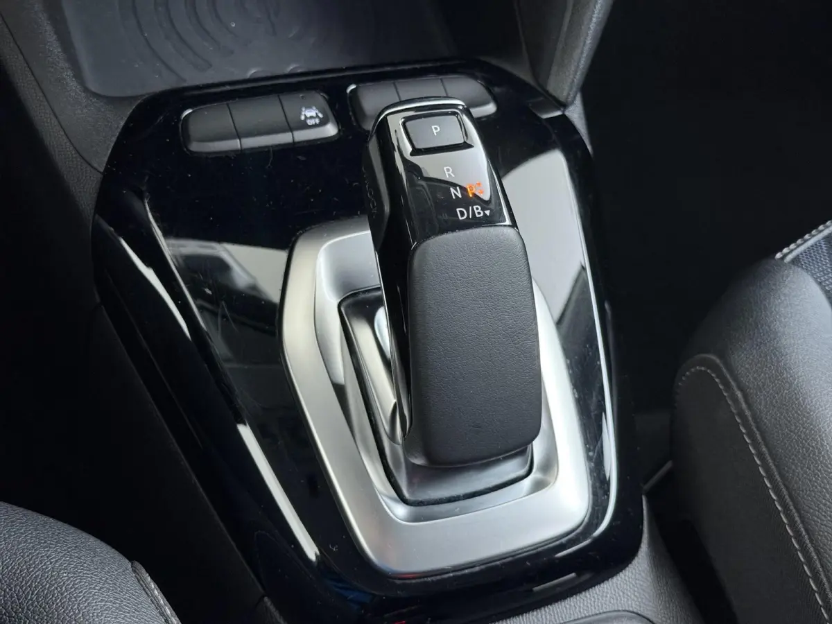 Elegance 50kWh | 1ste eigenaar | ACCU 93% | Winterpakket | 17"LMV | LEER/Stof | Navigatie | AUTOMAAT