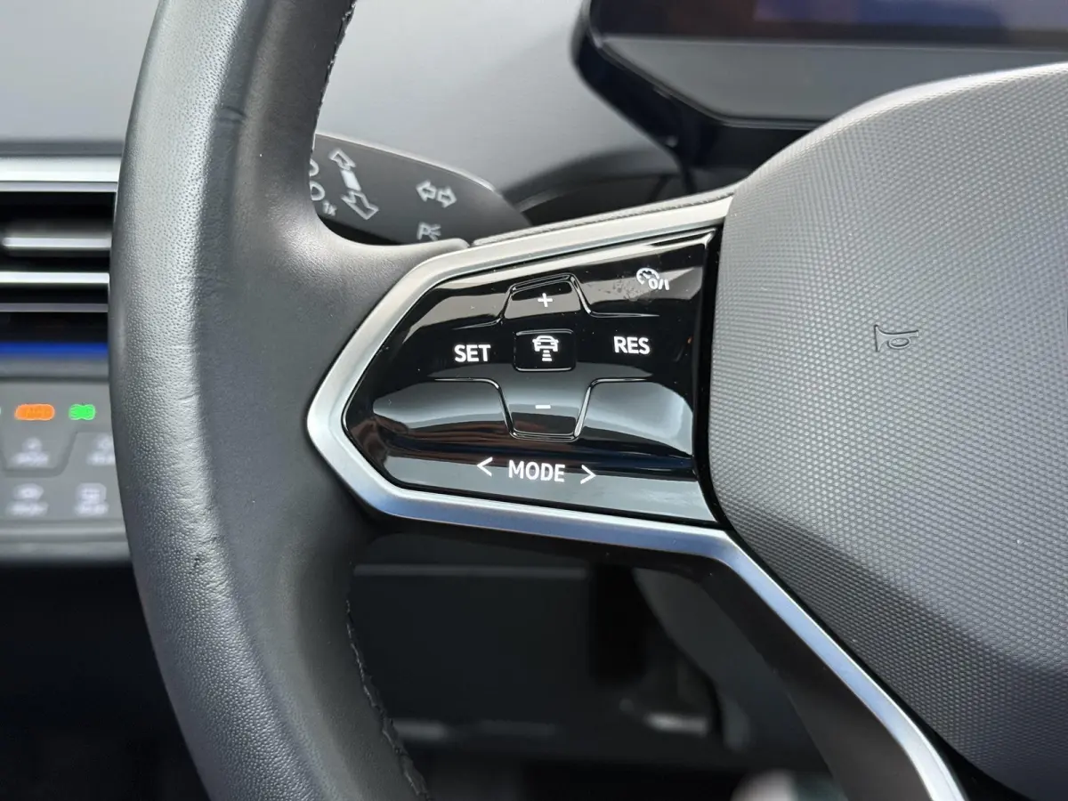 ID.5 Pro 77 kWh PANORAMADAK | ADAPTIVE CRUISE CONTROL | 360° CAMERA | 92% SOH | STOEL VERWARMING | APPLE CARPLAY / ANDROID AUTO