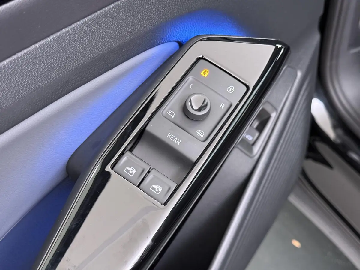 ID.5 Pro 77 kWh PANORAMADAK | ADAPTIVE CRUISE CONTROL | 360° CAMERA | 92% SOH | STOEL VERWARMING | APPLE CARPLAY / ANDROID AUTO