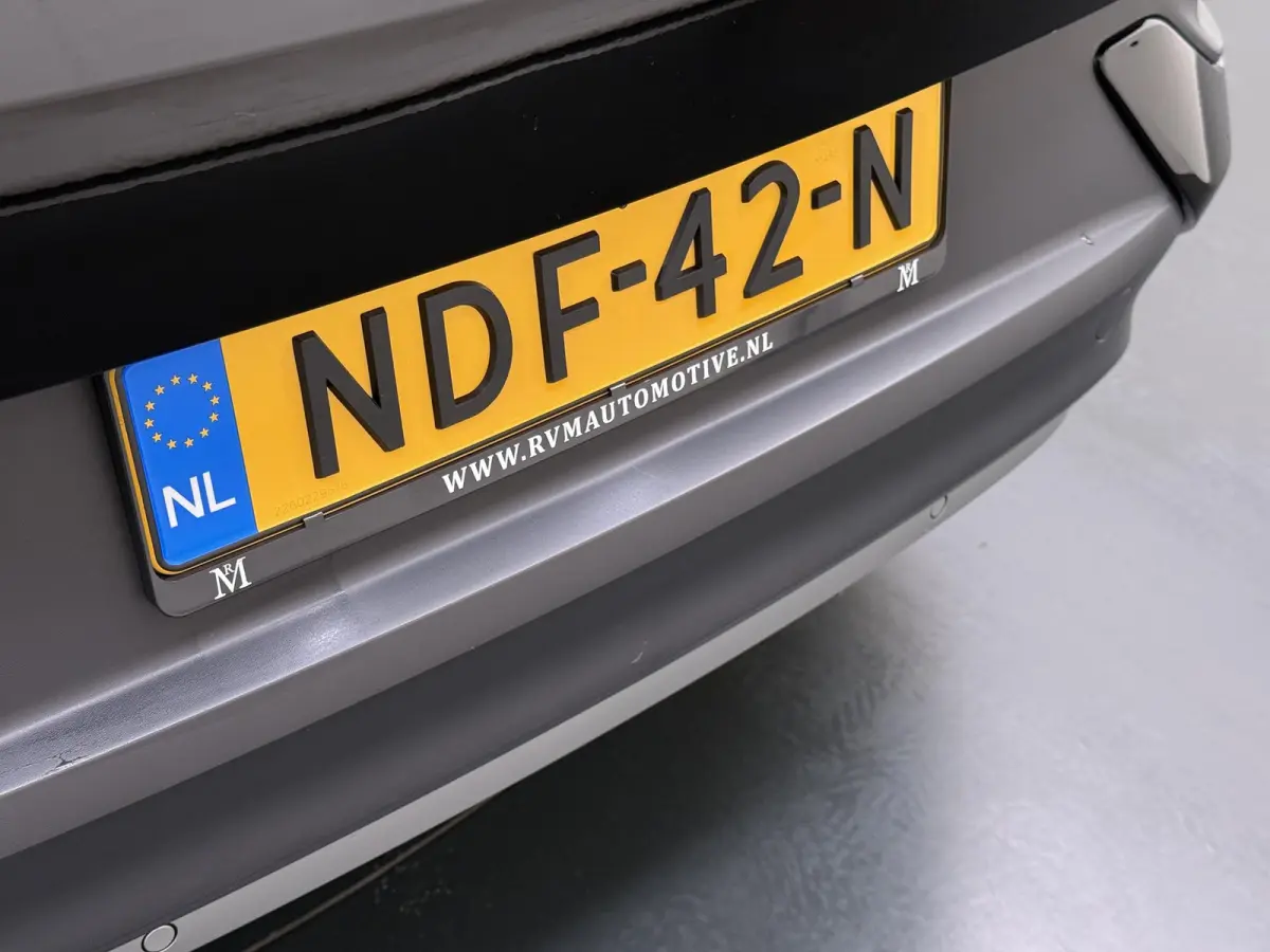 ID.5 Pro 77 kWh PANORAMADAK | ADAPTIVE CRUISE CONTROL | 360° CAMERA | 92% SOH | STOEL VERWARMING | APPLE CARPLAY / ANDROID AUTO