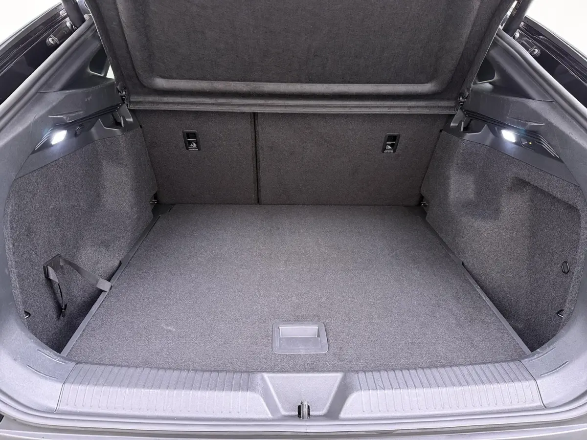 ID.5 Pro 77 kWh PANORAMADAK | ADAPTIVE CRUISE CONTROL | 360° CAMERA | 92% SOH | STOEL VERWARMING | APPLE CARPLAY / ANDROID AUTO