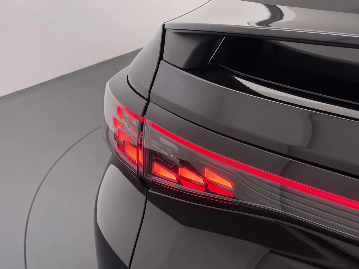 ID.5 Pro 77 kWh PANORAMADAK | ADAPTIVE CRUISE CONTROL | 360° CAMERA | 92% SOH | STOEL VERWARMING | APPLE CARPLAY / ANDROID AUTO